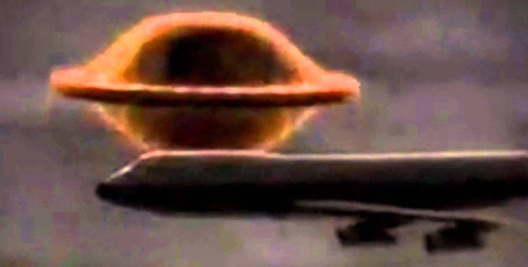 VIDEO-1986-UFO-Incident-Over-Alaska-with-a-Japanese-freighter-aircraft